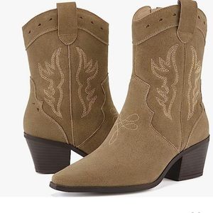 New-Women's Short Western Cowboy Boots, size 6